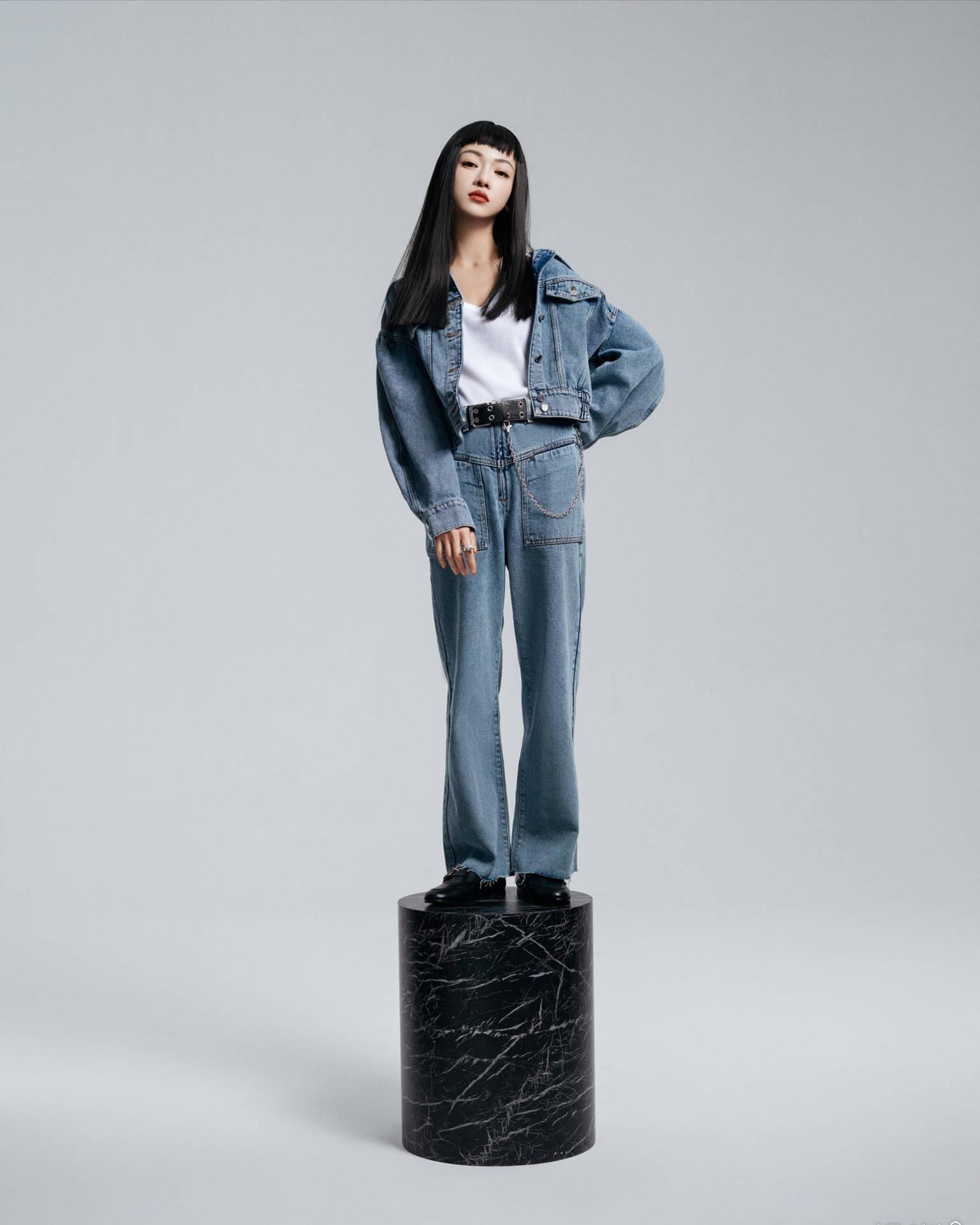 吴谨言|吴谨言剪短发后真飒，双色网纱吊带裙宛如绿野仙子，知性优雅大气