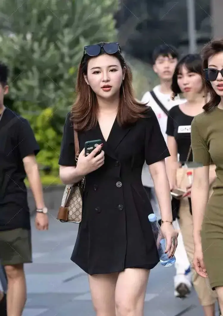 就聊一下|又是一个穿西服套装的美女,难道今年流行西服套装吗