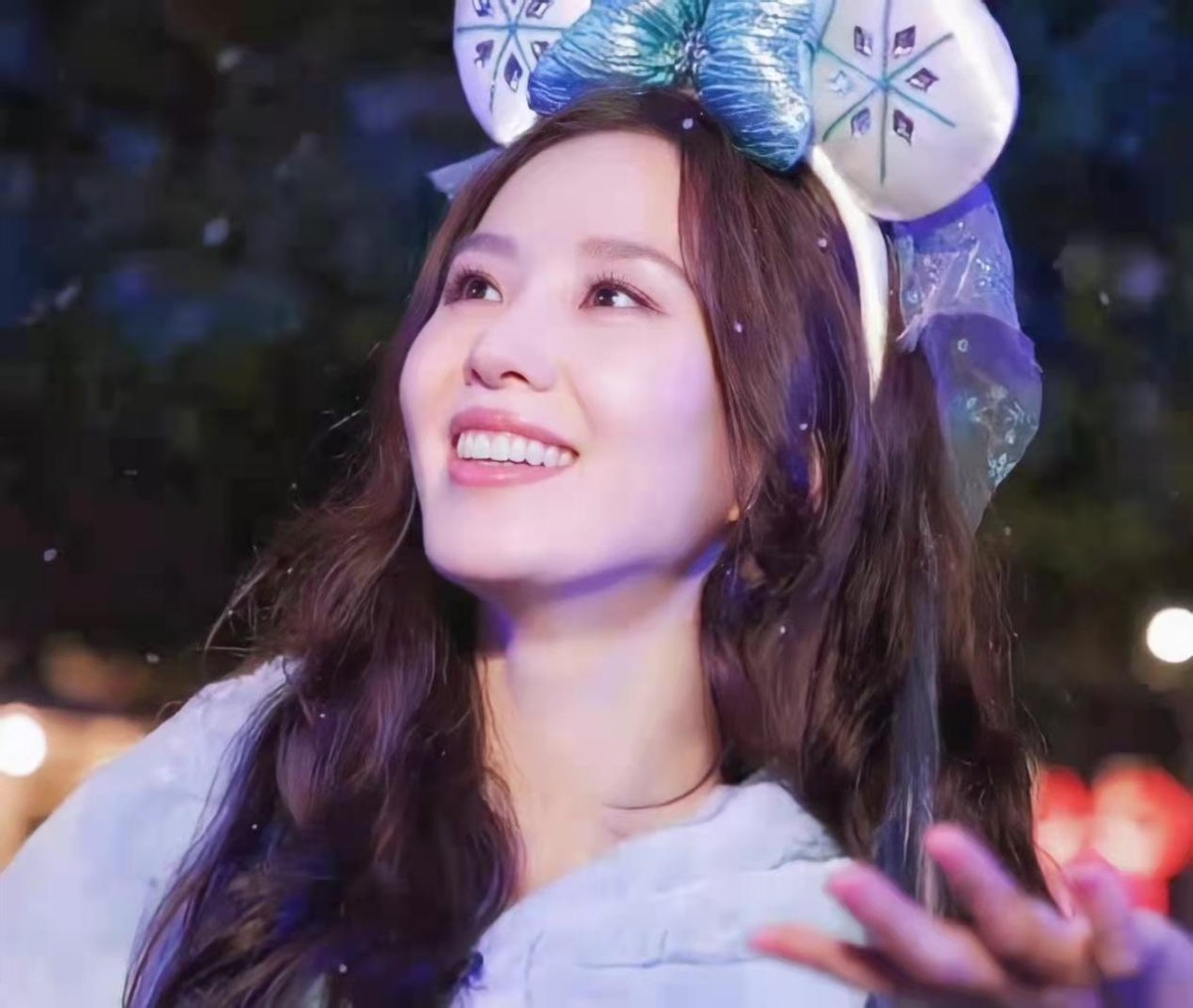 刘诗诗|刘诗诗美成迪士尼公主！雪夜露天鹅颈不怕冻，却被玲娜贝儿抢风头