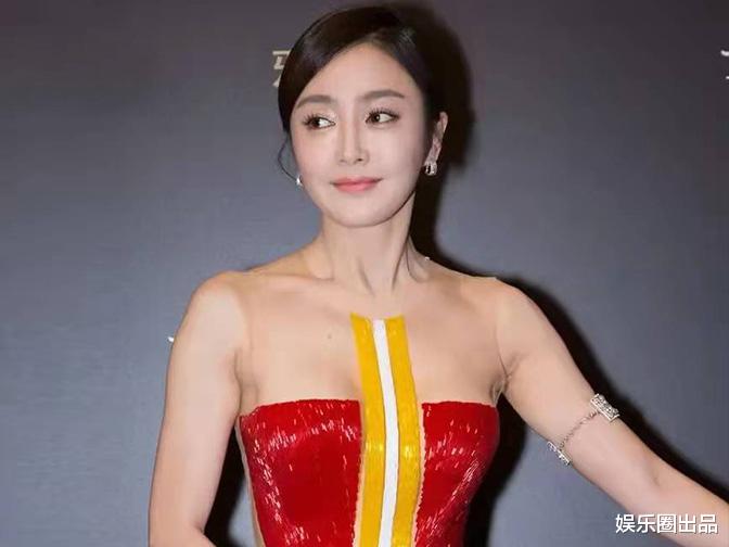 秦岚|秦岚穿圆领长裙亮相，被质疑秀身材博眼球，领口设计成了槽点