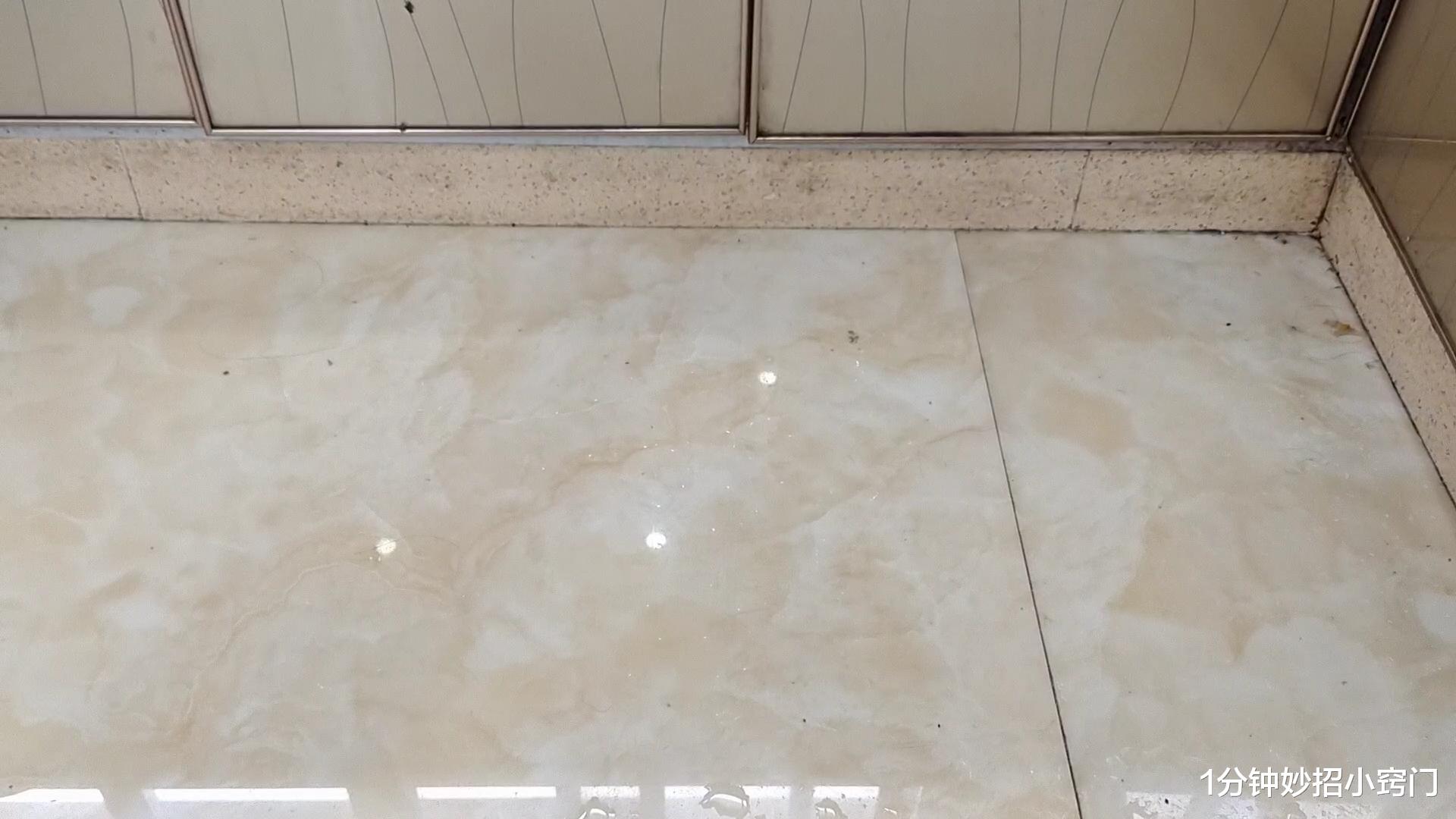 清水拖地等于白拖,在水里倒一点,拖完干净不落灰,方法太实用