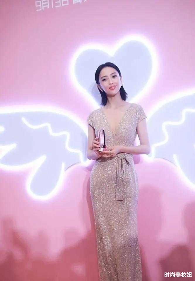 时尚美妆妞|被佟丽娅的身材迷住，穿裸色连衣裙腰臀比太完美，这身材我酸了