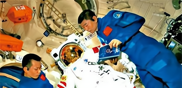 90后宝妈经验|美国宇航服造价10亿，国产仅为3000万，核心部件实现100%自研