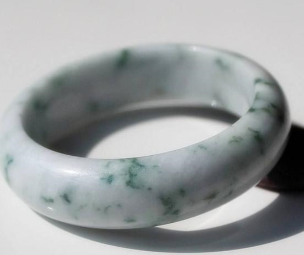 翡翠|白底青翡翠什么价位？这种翡翠有收藏的价值