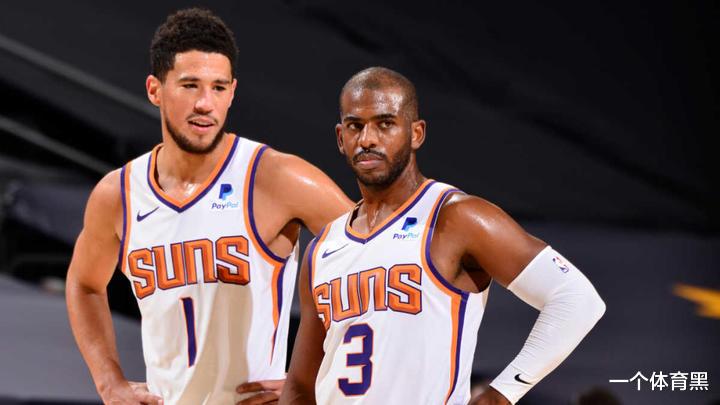 保罗|太阳更衣室庆祝画面曝光！居然有人敢摸保罗的头，佩恩吓了一跳