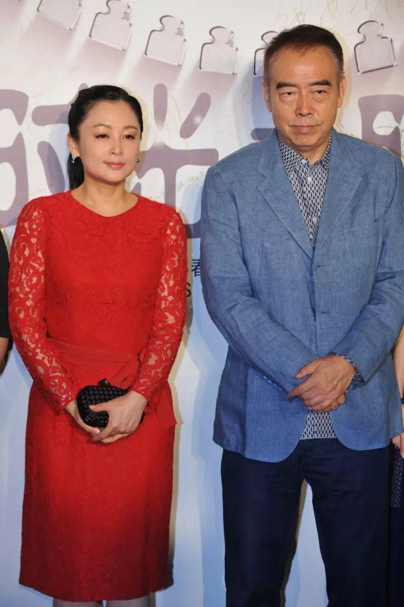 何有强|陈红真是“阿姨辈顶流”，穿黑色上衣配半裙优雅大方，端庄稳重