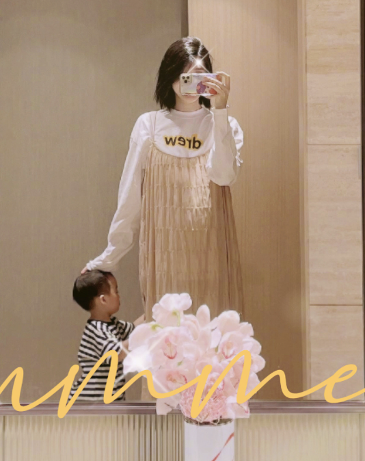 奚梦瑶|奚梦瑶在客厅装饰圣诞树，2岁儿子给妈妈帮忙，母子同框好温馨