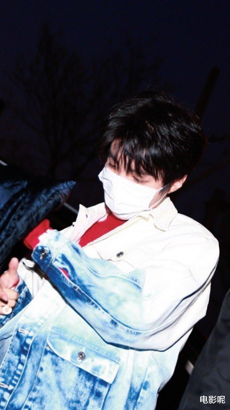 王俊凯|王俊凯胖了！小凯现身牛年央视春晚彩排，“小肚腩”十分抢镜！