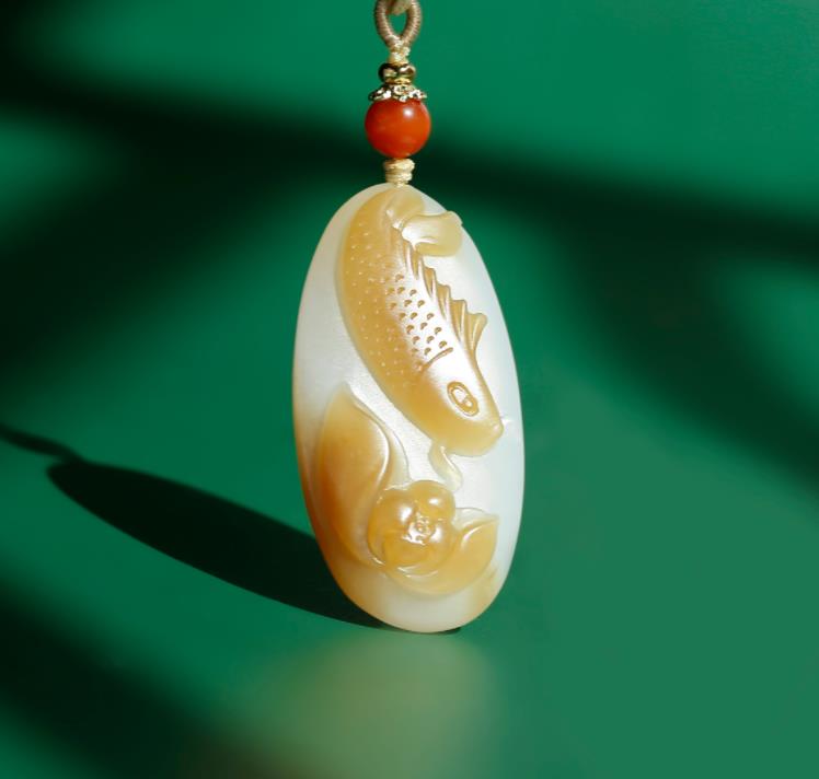 翡翠|路边摊贩上的翡翠成色这么好，值得购买吗？你买过吗