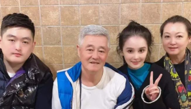 辉辉珠宝|赵本山妻子也太年轻了，与儿女同框对镜甜笑，戴翡翠珠宝超抢镜