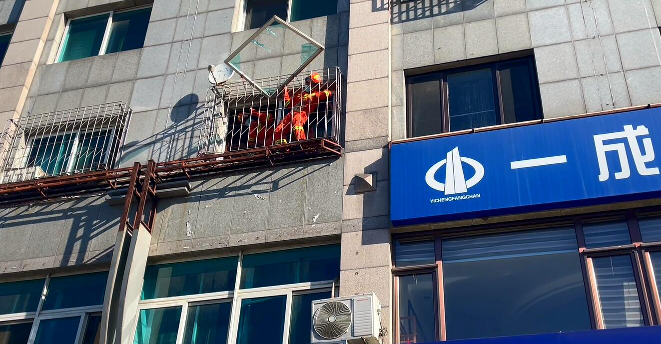 太危险!大连一小区四楼一扇窗户脱落