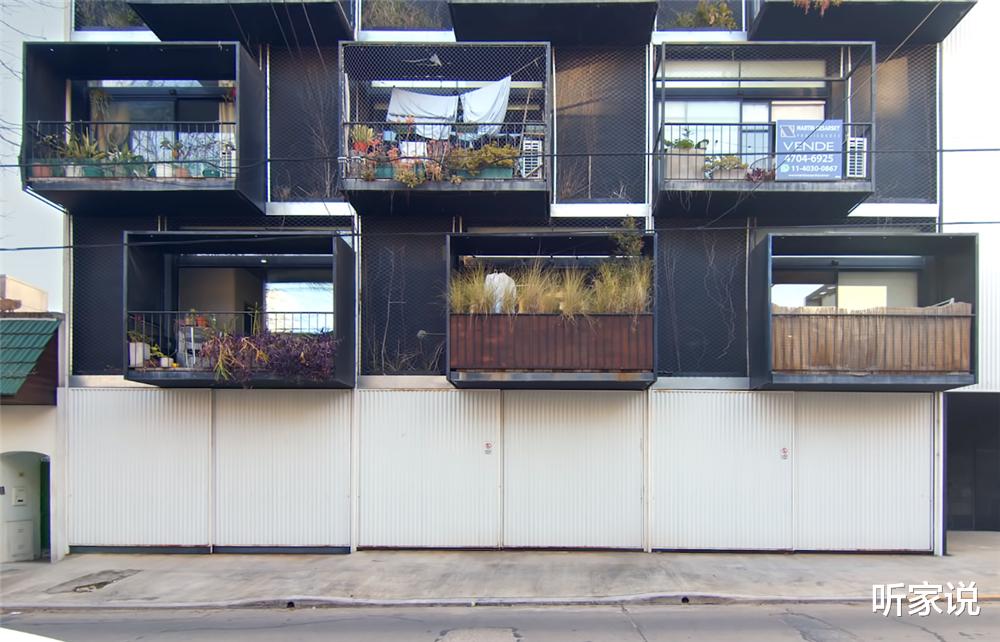 他买下32㎡小家，将卧室厨卫“藏”在壁橱里，面积虽小却井然有序