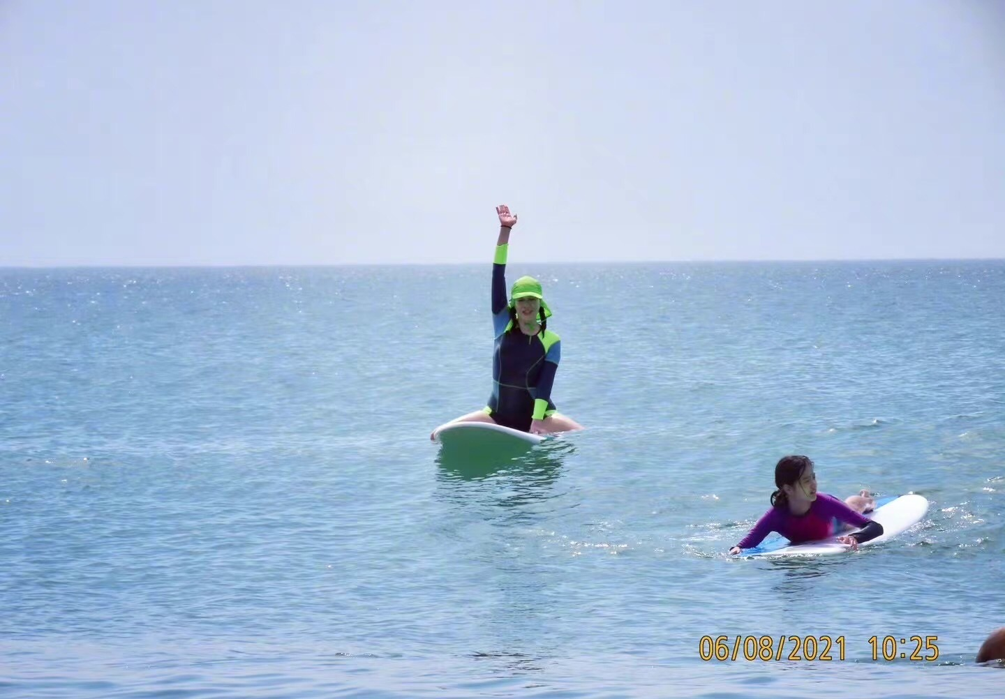 王俊凯|钟丽缇一家四口玩冲浪，母女仨齐齐扎双麻花辫，13岁次女颜值逆袭