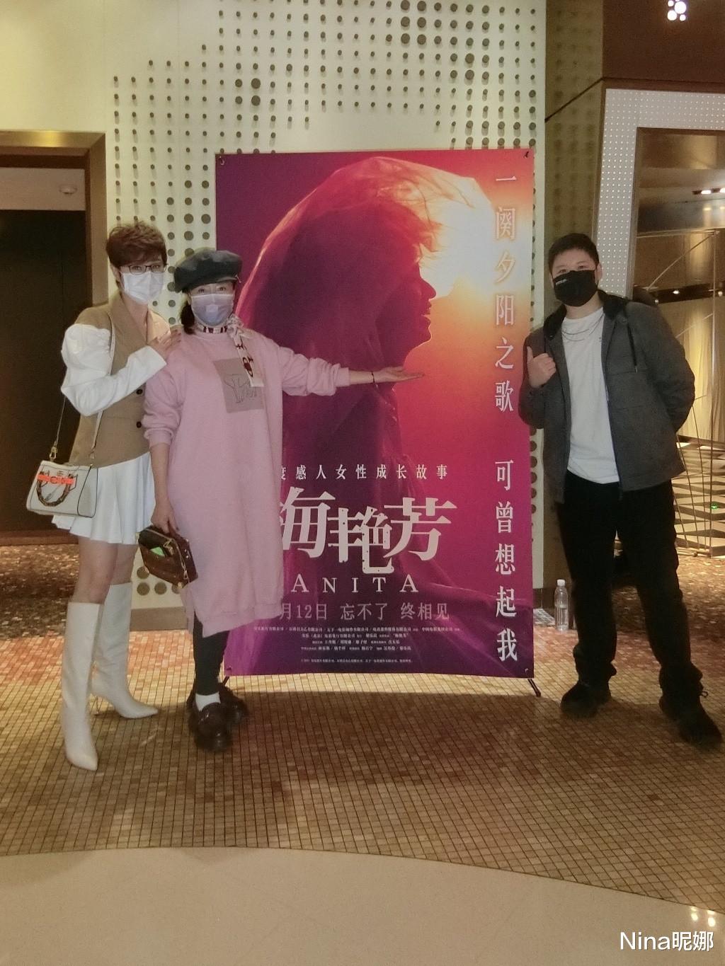 Nina昵娜 陈法蓉携闺蜜看电影！大冷天穿百褶裙配长靴，总算没浪费这好身材
