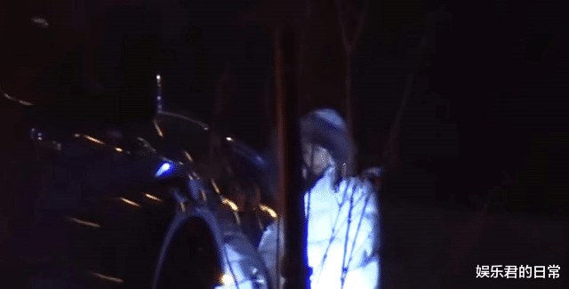 小海绵|baby带娃工作被偶遇，4岁小海绵身旁多人照顾，身高已达妈妈腰部