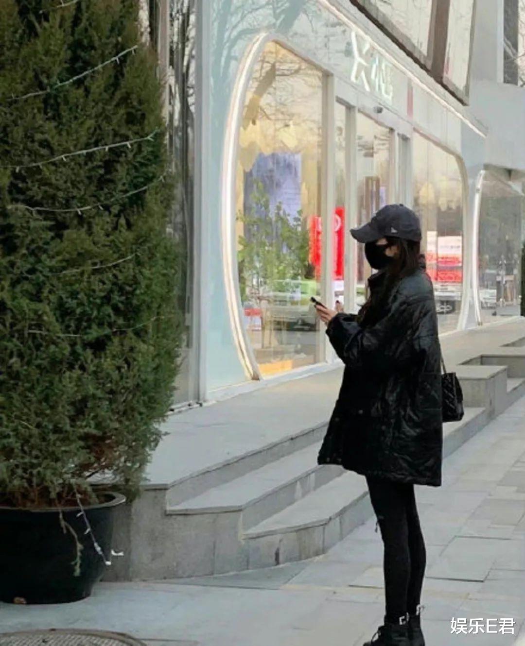 刘诗诗|35岁杨幂无惧严寒,零下5℃穿黑丝逛街,一双“筷子腿”格外显眼