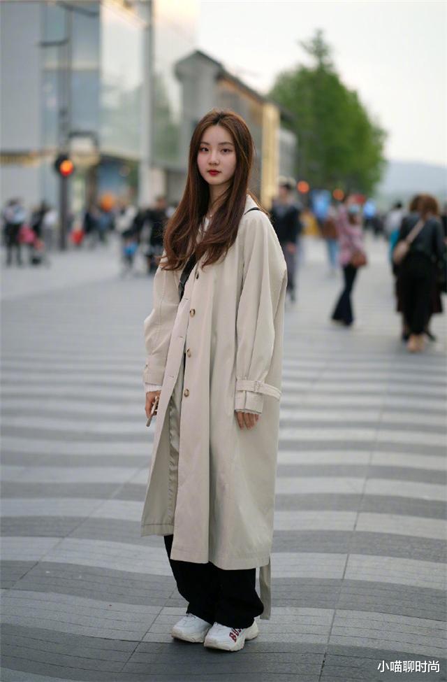 小喵聊时尚|今年的“驼色风衣”都这么穿？上身洋气又显瘦，比你想象中要好看