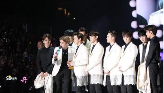 EXO|面对刘天王鞠躬颁奖，正眼不看还单手接过的小鲜肉，今已沦为路人