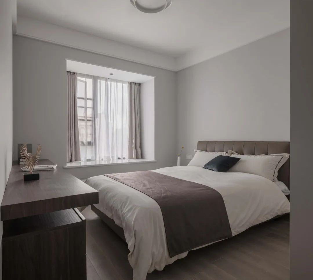 隐形门+端景柜：这个极简风小三房，处处都藏着心机小细节！