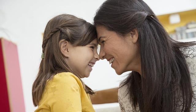 爱红烧肉|两个妈妈情绪失控，当街教育孩子让娃很受伤，网友：童年阴影