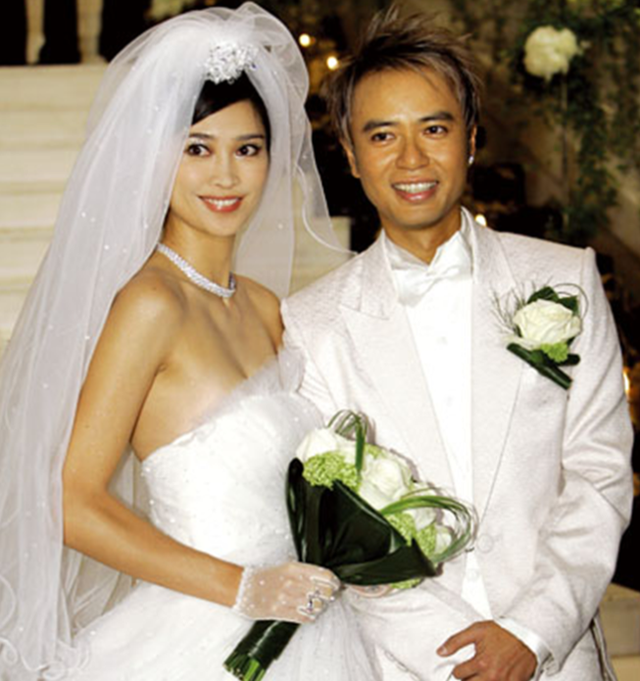 李克勤|54岁李克勤被内地富商灌酒，他一饮而尽不敢拒绝，只因生活所迫！