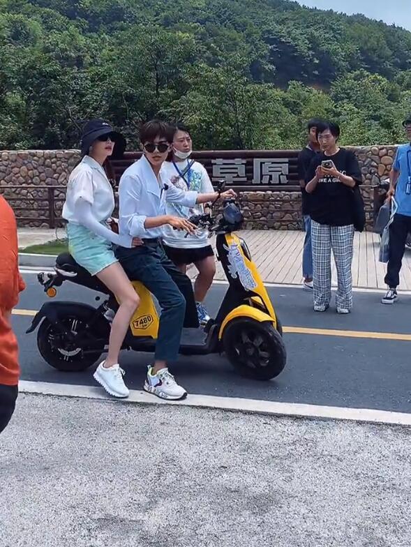 张雨绮|分手了？张雨绮与小10岁鲜肉男街头搂抱，和李柄熹三月前还有互动