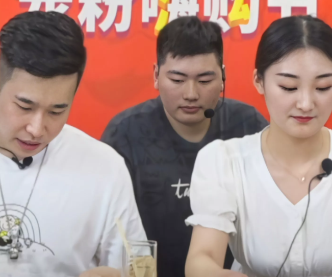 陈亚男|陈亚男与男主播同框直播，朱小伟在身后如同摆设，画面有些尴尬！