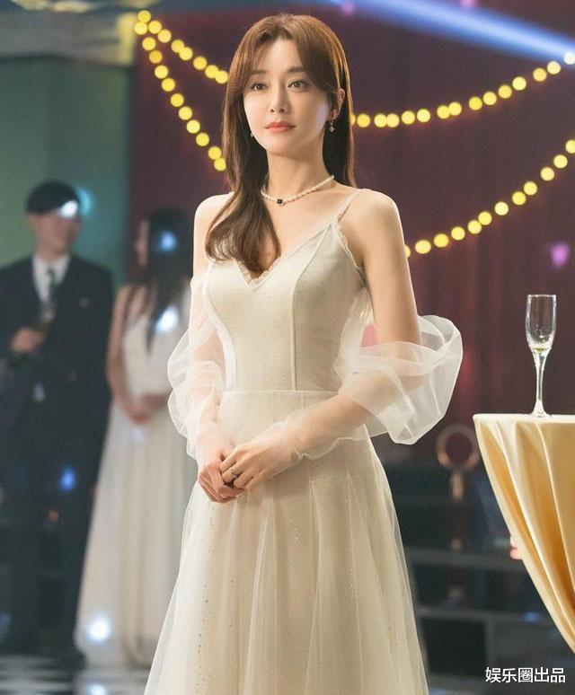 秦岚|秦岚穿吊带裙拍戏，搭配珍珠项链贵气逼人，身形太美惹争议