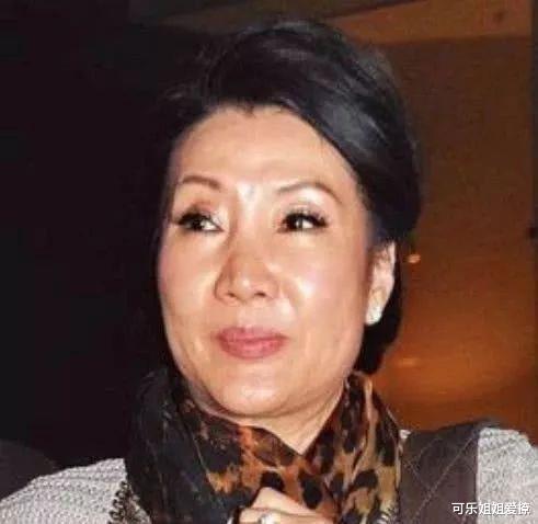 洪金宝|洪金宝37岁女儿至今未嫁，当看到照片后才明白，网友：无人敢娶