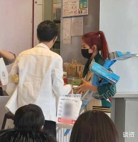 蔡少芬|蔡少芬带娃与好友聚会，暴瘦颈窝深凹太吓人，产后大伤元气难恢复