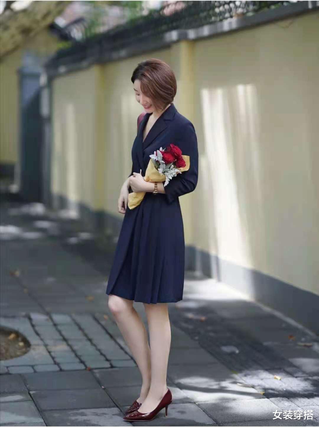 女装穿搭|蓝色连衣裙配什么鞋子好看