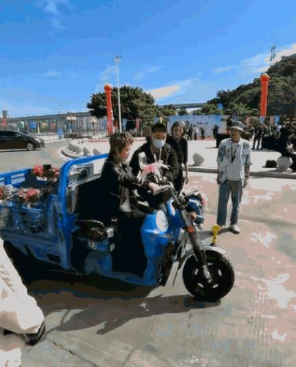房姐地产观 开心麻花团综路透：沈腾开三轮车搞怪接地气，宋祖儿复古穿搭吸睛