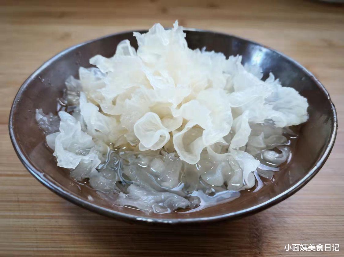 银耳|它是“天然的人参果”,润肺止咳,11月吃正合适,煮水喝真香呀