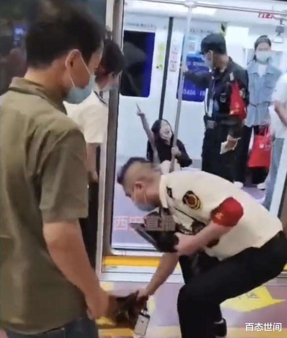 保安 女乘客地铁与人争执被保安强行拖出车厢扯坏衣服，西安地铁回应