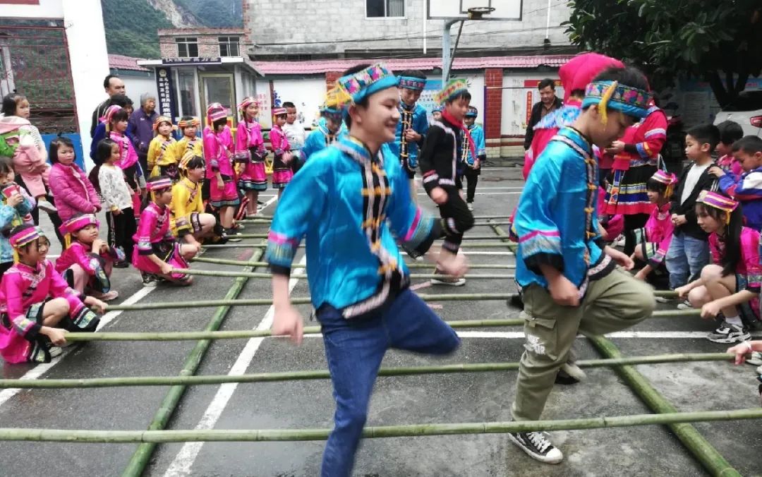 马山快报 智超小学：感党恩，学民俗，师生共舞话团结