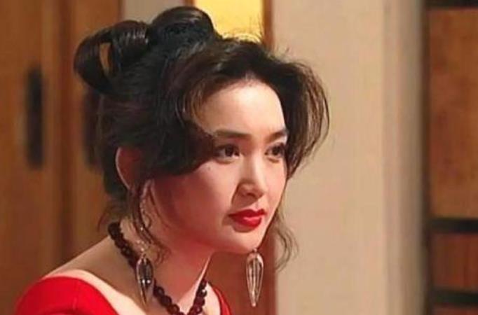 |温碧霞晒出豪宅内骑马的照片,房子内部装修奢华,院子里布满绿植