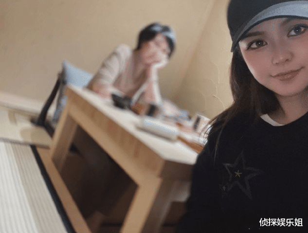 周扬青|周扬青晒儿时与爸妈合影，直面整容争议自侃从小到大长得毫无关联