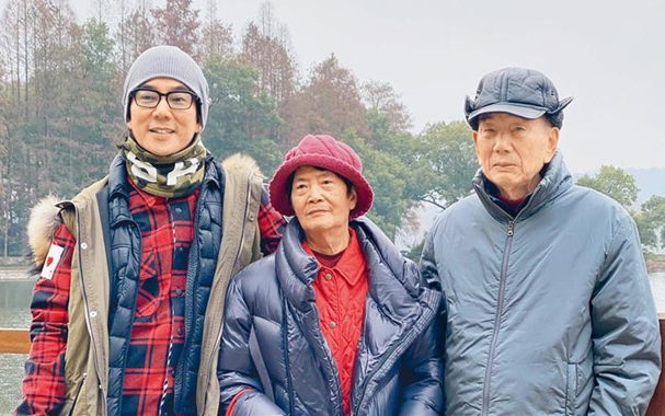 糖果的妈妈|任贤齐出名多年,父母仍住在乡下旧屋里?为啥老人不愿去儿女身边