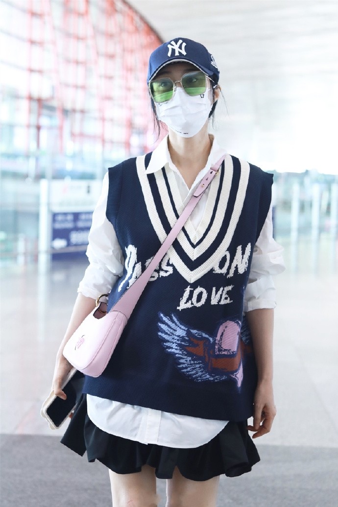 八只爪的猫|范冰冰背个粉包机场扮少女，上装叠穿针织马甲下装穿短裙，冷or热