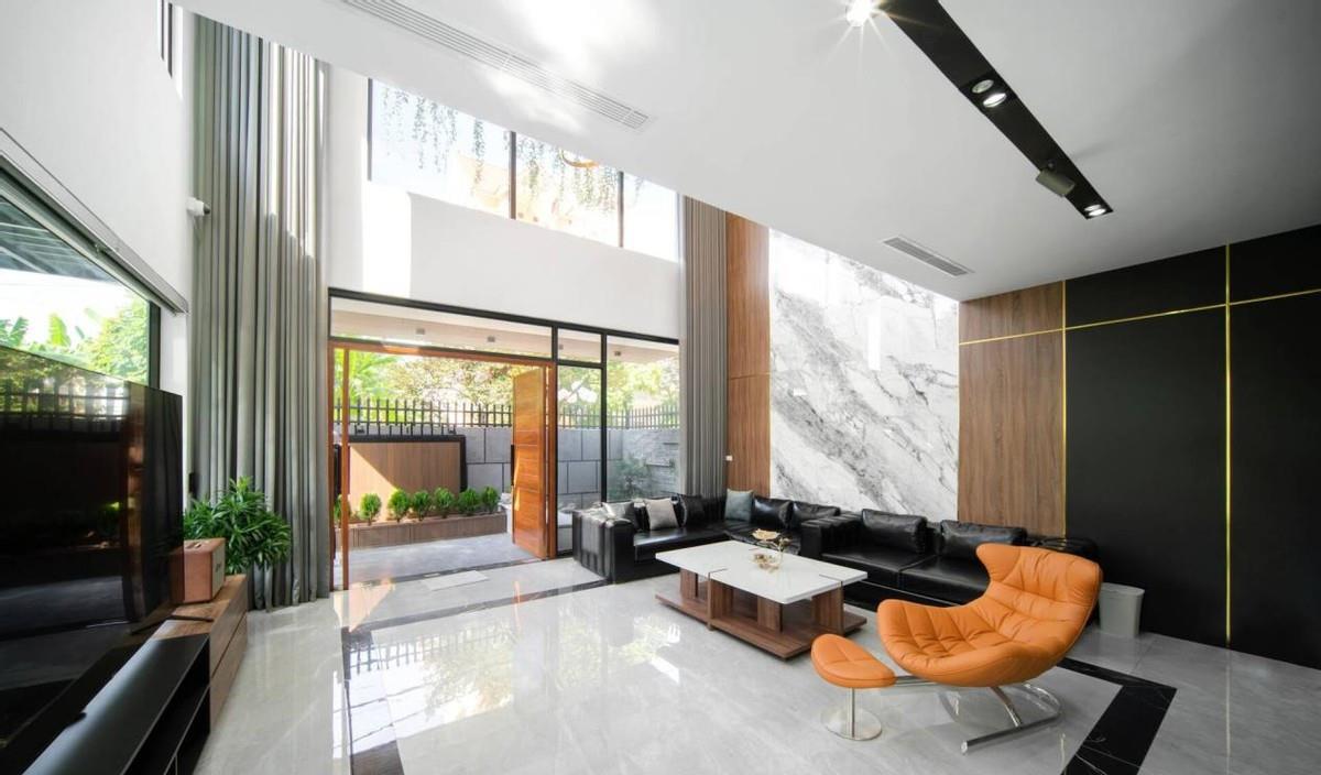 挑空客厅显大气，入户院子挺精致，这套360㎡别墅完工收获一致好评