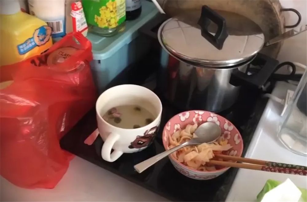 问政烟台|香港母女蜗居6㎡劏房，空间巴掌大洗衣机放床边，网友：太逼仄