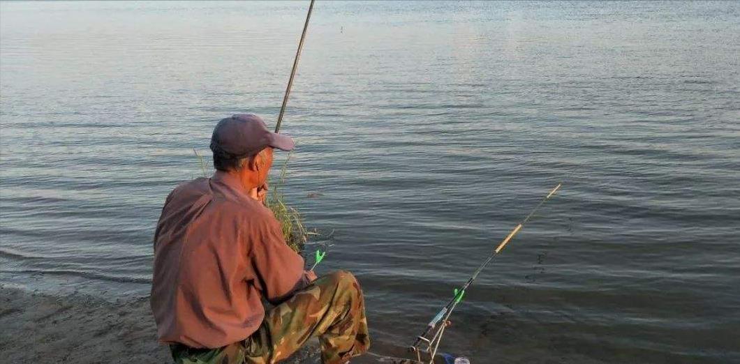 厦门|江西一男子开车去野钓，一不小“飞”进了河中，岸边的钓友出手了