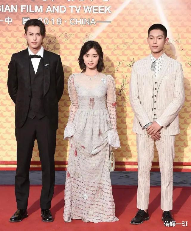 鞠婧祎|6个被身材拖累的红毯女星：蒋欣骨架大，沈月五五分，马思纯壮实