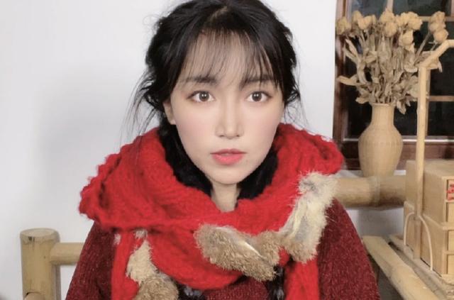 李子柒|李子柒参加微博之夜，站在白宇和李现中间，太矮了显得格格不入？