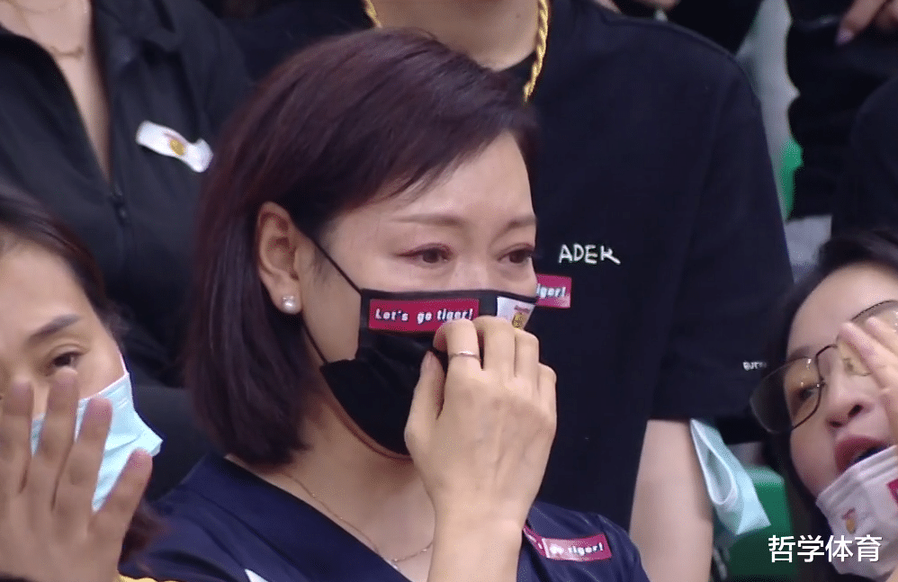 广东男篮|胡明轩收获MVP大奖！胡妈妈流下了开心的泪水 苏群：实至名归