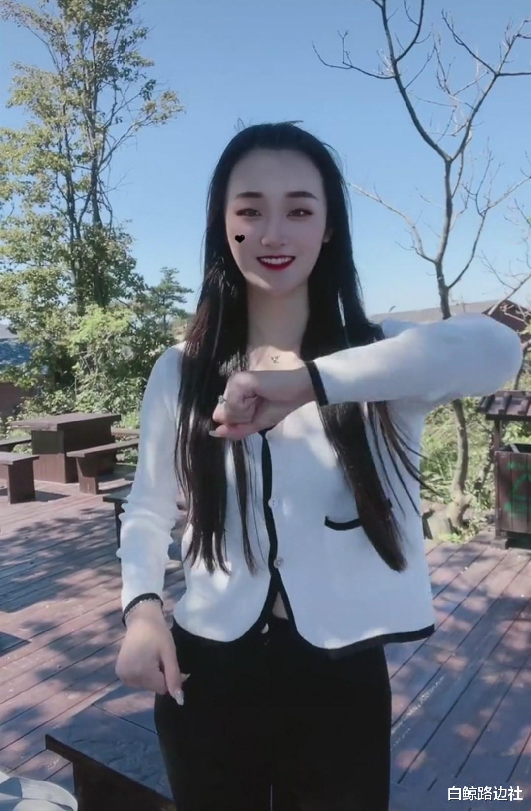 朱之文|大衣哥儿媳山顶跳舞！皮肤雪白小腹平坦，和老公久未同框被猜离婚