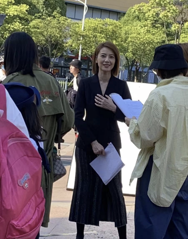 |高圆圆路透生图曝光，留短发状态和精修图差距大，不过身材是真好