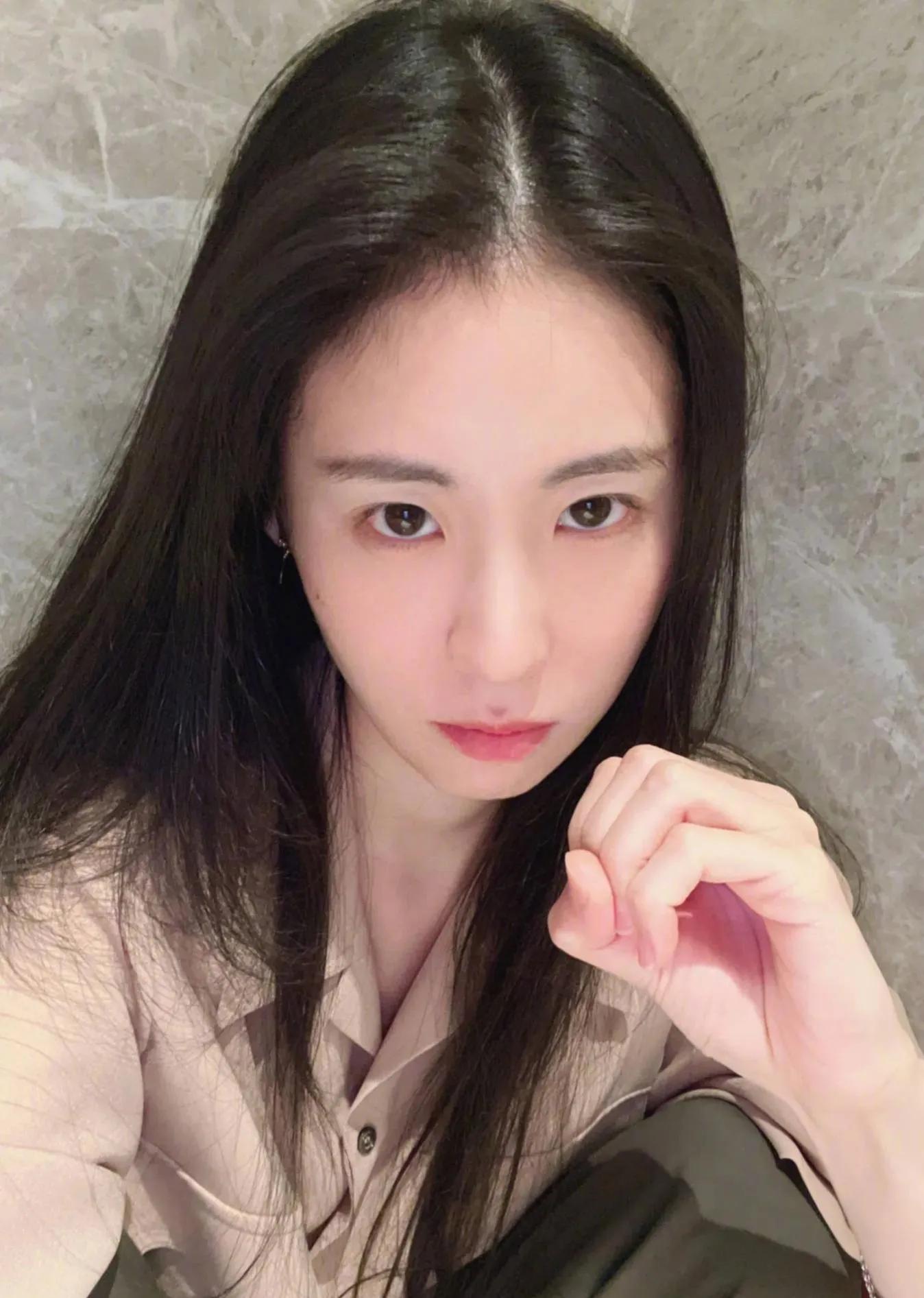 张碧晨|歌界女神张碧晨，妈妈身份丝毫没改变高贵的气质与性感的身材