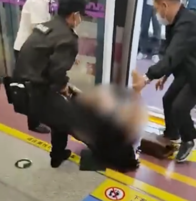 保安 西安地铁保安拖拽女乘客，央视网点名涉事者：不顾及女性基本尊严