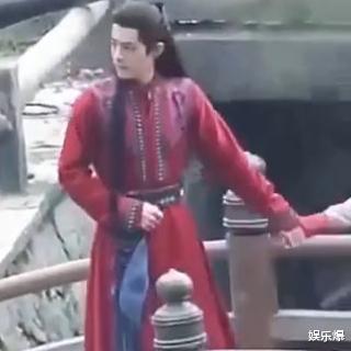 肖战|《玉骨遥》新路透曝光，肖战穿红衣反差大，清冷师父秒变娇弱美人